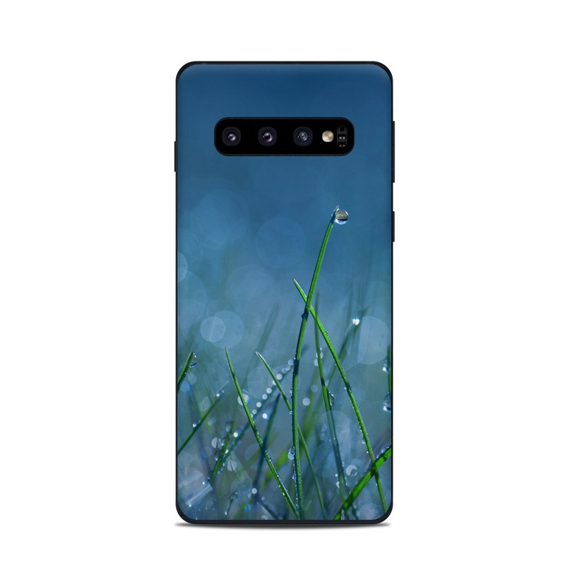 Samsung Galaxy S10 Skin design of Moisture, Dew, Water, Green, Grass, Plant, Drop, Grass family, Macro photography, Close-up with blue, black, green, gray colors