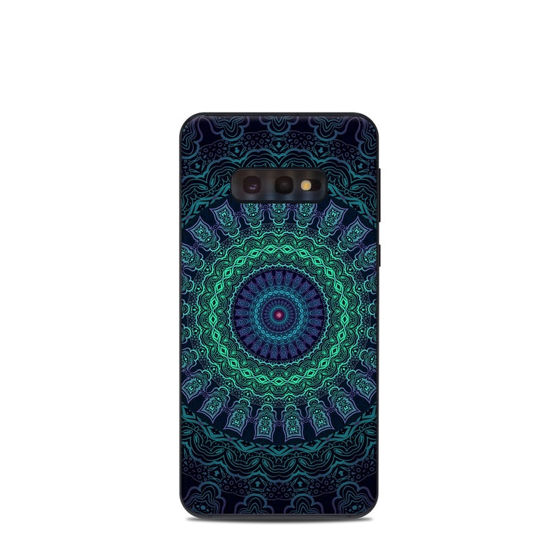 Samsung Galaxy S10e Skin design of Colorfulness, Blue, Green, Pattern, Teal, Turquoise, Art, Electric Blue, Aqua, Circle, Majorelle Blue, Visual Arts, Fractal Art, Design, Symmetry, Psychedelic Art, Graphics, Kaleidoscope, Motif with black, green, red colors