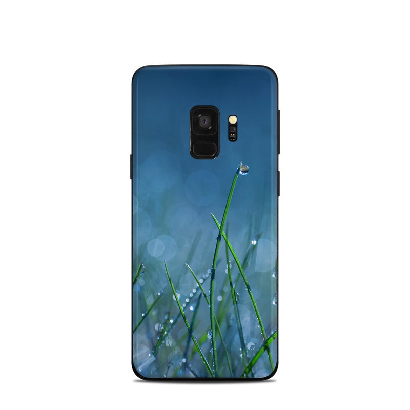 Samsung Galaxy S9 Skin design of Moisture, Dew, Water, Green, Grass, Plant, Drop, Grass family, Macro photography, Close-up with blue, black, green, gray colors